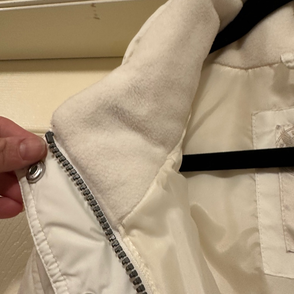 Women's White Quilted Vest - Picture 5 of 7